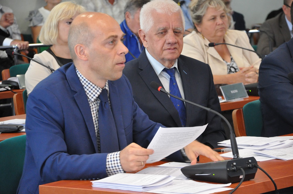 Radny Andrzej Skowron wydaje oświadczenie. Uważa, że decyzja w sprawie hali sportowej powinna być podjęta przez nowy samorząd - Zdjęcie główne