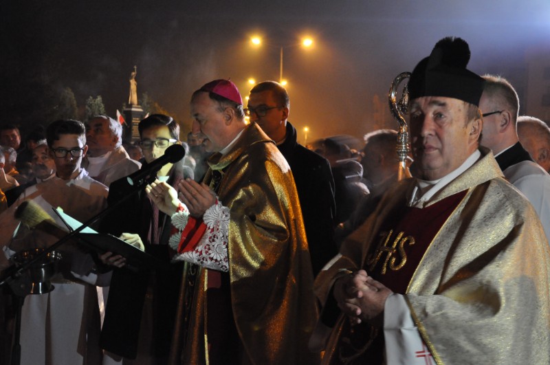 Jubileusz parafii na Smoczce. Biskup Andrzej Jeż poświęcił pomnik kard. Wyszyńskiego - Zdjęcie główne