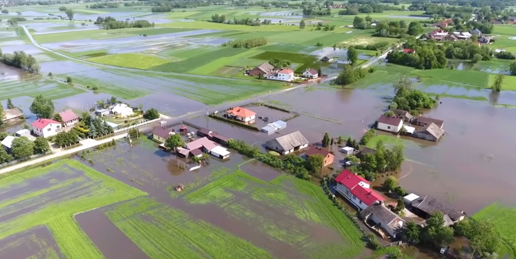 Woda w Brniu Osuchowskim i Kawęczynie na filmiku z drona [VIDEO] - Zdjęcie główne