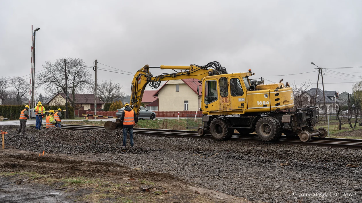 Rozpoczął się kolejny etap remontu na linii kolejowej nr 25 z Mielca do Padwi Narodowej [ZDJĘCIA, VIDEO] - Zdjęcie główne