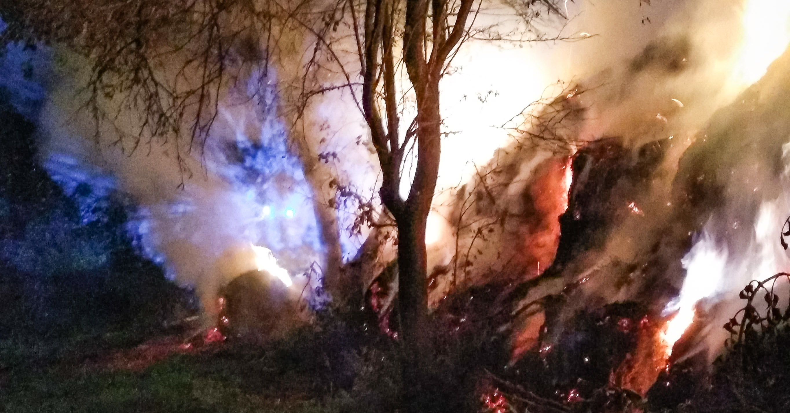 Wielogodzinna akcja gaśnicza. Pożar około 150 bel słomy w powiecie mieleckim [FOTO] - Zdjęcie główne