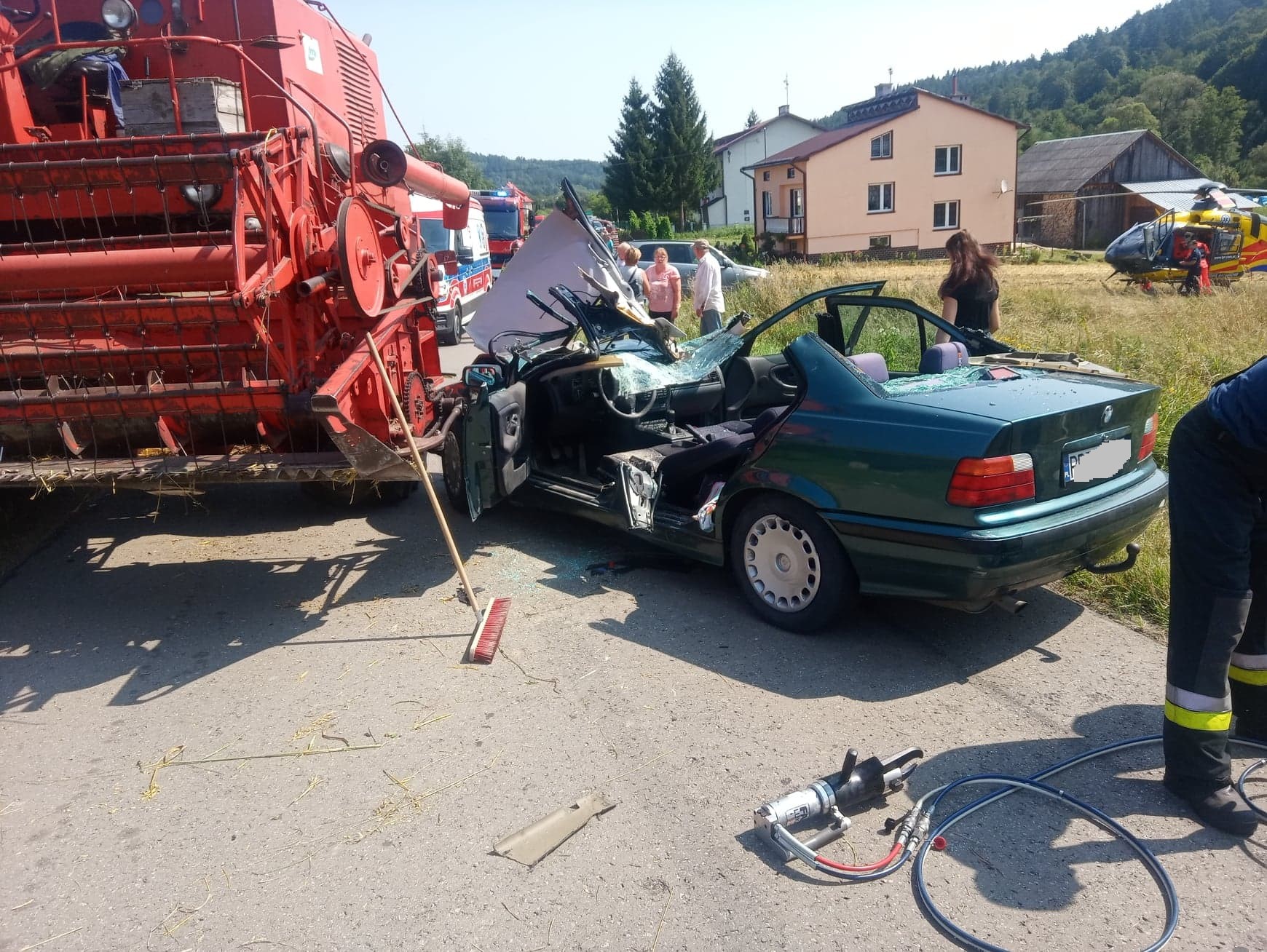 Z PODKARPACIA. Kierowca BMW nadział się na heder w kombajnie - Zdjęcie główne