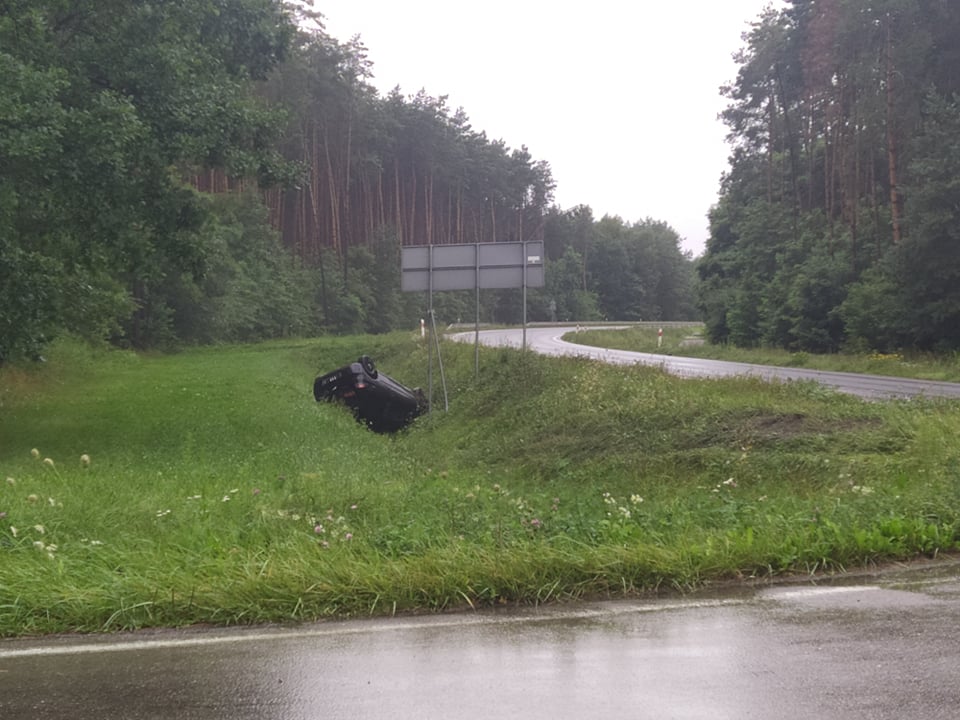 Groźne zdarzenie na obwodnicy Mielca. Auto w rowie - Zdjęcie główne