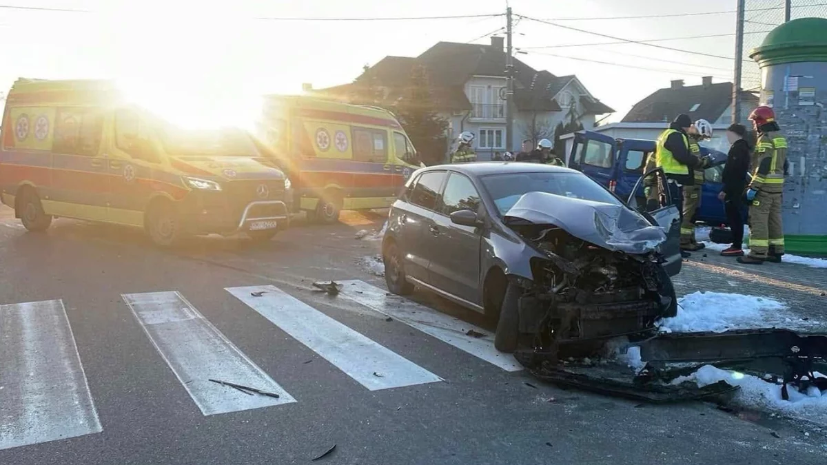 Wypadek w Rudzie.  18-latek ignoruje STOP, dwie osoby w szpitalu! - Zdjęcie główne