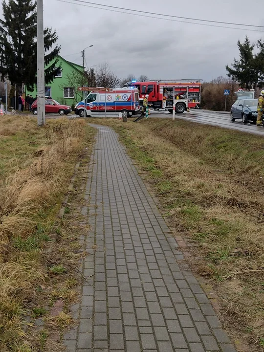 Zderzenie dwóch osobówek. Droga wojewódzka zablokowana [ZDJĘCIA]