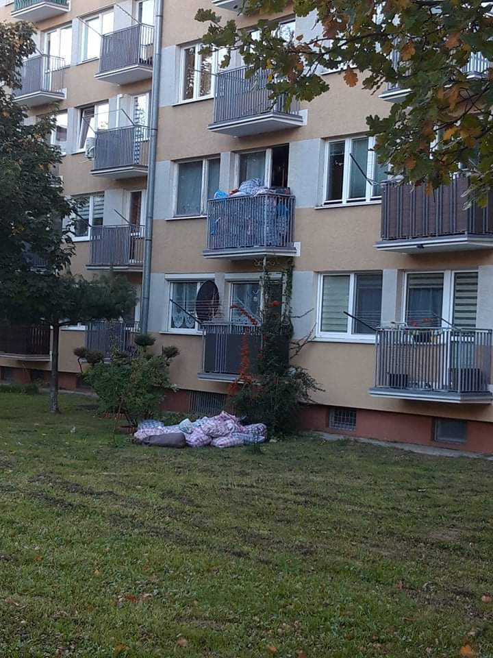 Zaniedbany balkon i sterta reklamówek pod nim. Co tam się stało?
