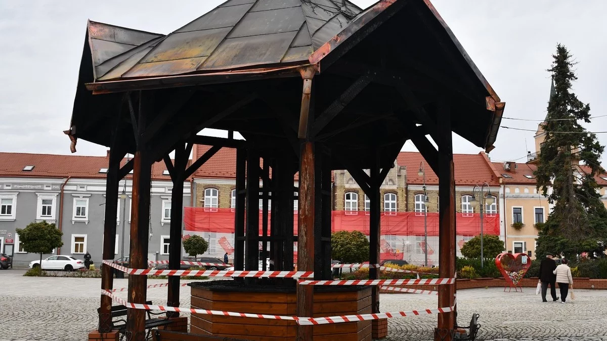 Pożar studni na Rynku w Lubaczowie. Sprawcą 18-latek [ZDJĘCIA] - Zdjęcie główne