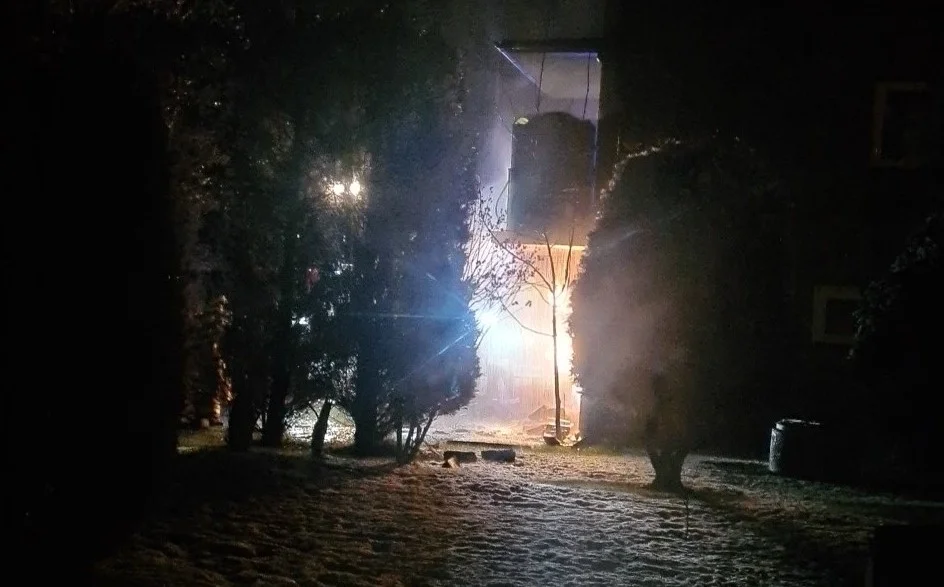 Pożar przyłącza gazowego przy budynku mieszkalnym pod Sanokiem! Ewakuowano mieszkańców! [ZDJĘCIA, WIDEO] - Zdjęcie główne