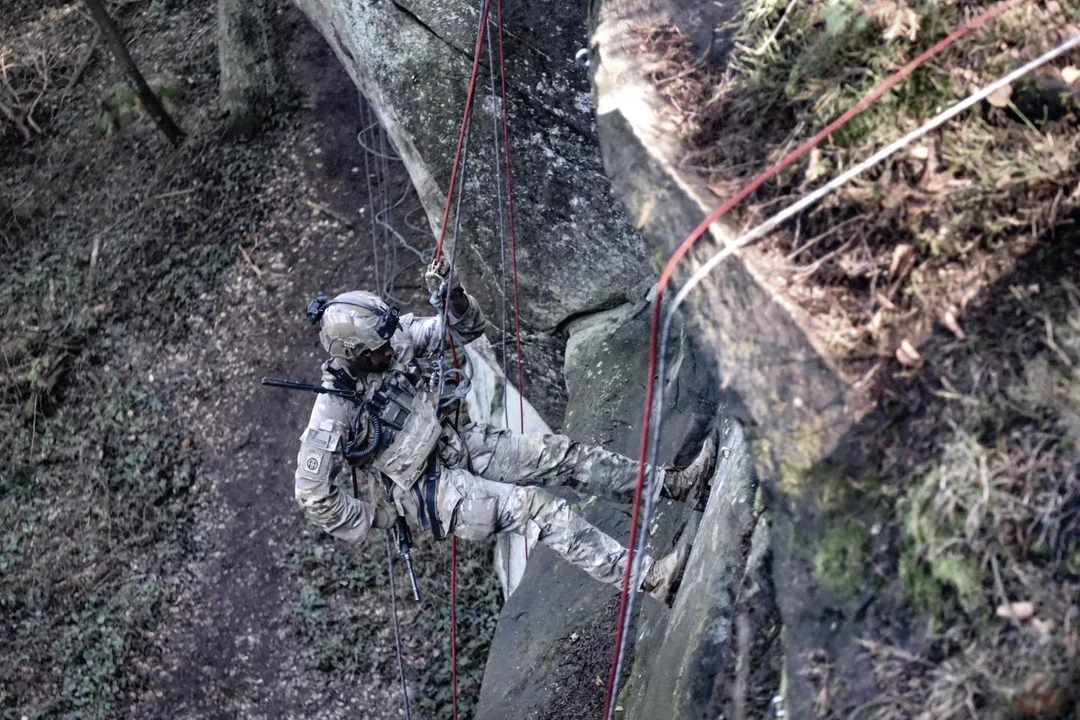 Wojsko polskie i amerykańskie po szkoleniu wspinaczki skałkowej. Ćwiczenia żołnierzy także w Jasionce [ZDJĘCIA] - Zdjęcie główne
