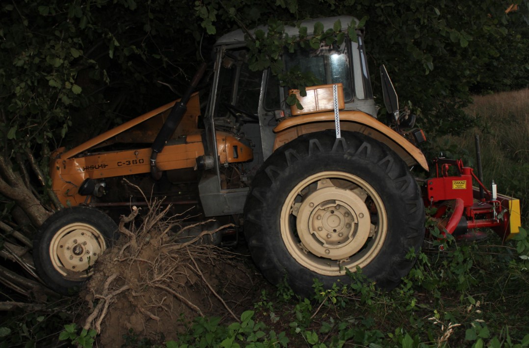 Traktor z kosiarką przejechał po mężczyźnie [FOTO] - Zdjęcie główne