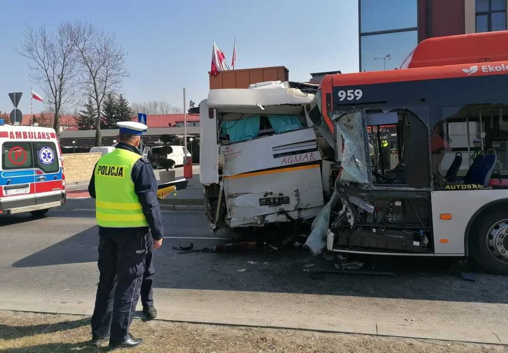 23 osoby ranne, 8 przebywa w szpitalu. Jaki jest stan kierowców autobusów z wypadku na alei Rejtana w Rzeszowie? [ZDJĘCIA] - Zdjęcie główne