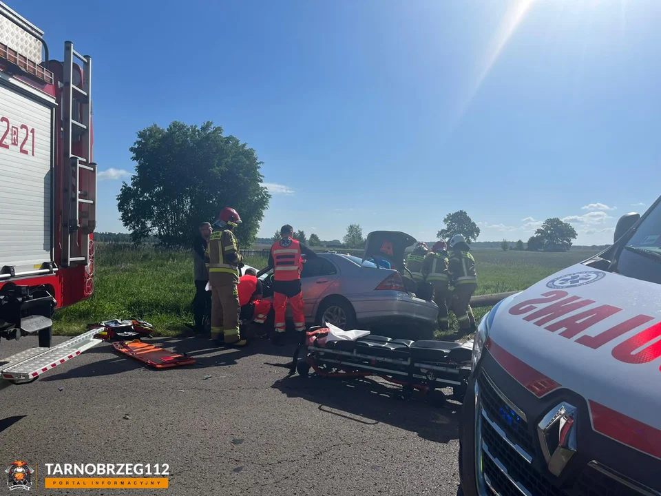 Auto rozerwane na dwie części! Poważny wypadek w Stalach. Trzy osoby ranne! [ZDJĘCIA] - Zdjęcie główne