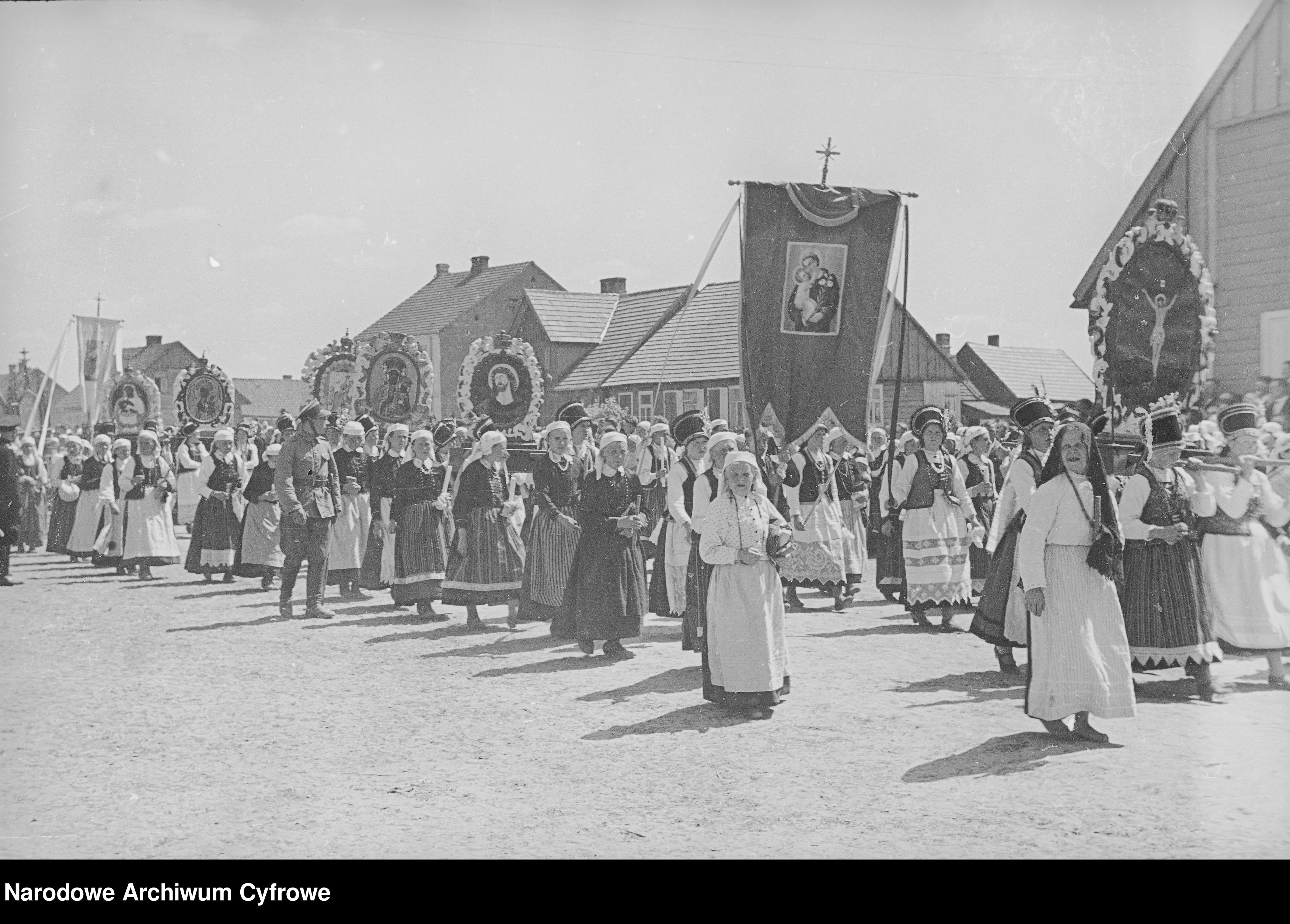 Boże Ciało na fotografiach sprzed blisko stu lat. Zapraszamy was na niesamowitą podróż w przeszłość [ZDJĘCIA] - Zdjęcie główne