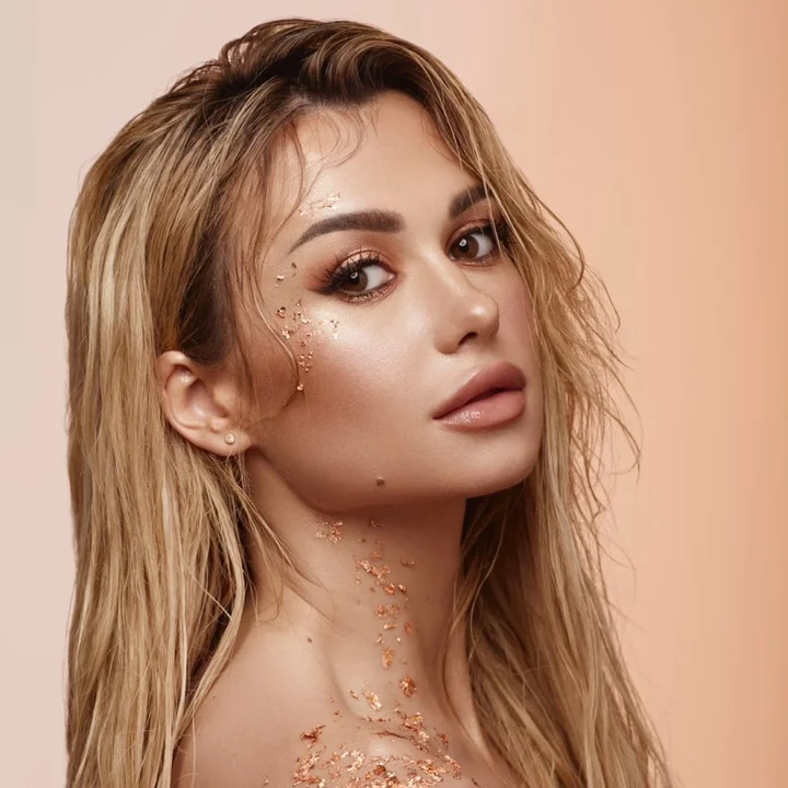 Wersow - Weronika Sowa - youtuberka, ma ponad milion obserwatorów i związana jest z jednym z najpopularniejszych twórców internetowych w kraju, Frizem - Karolem Wiśniewskim. Lody "Ekipy" - tak ona za tym stoi. Urodziła się w Mielcu.