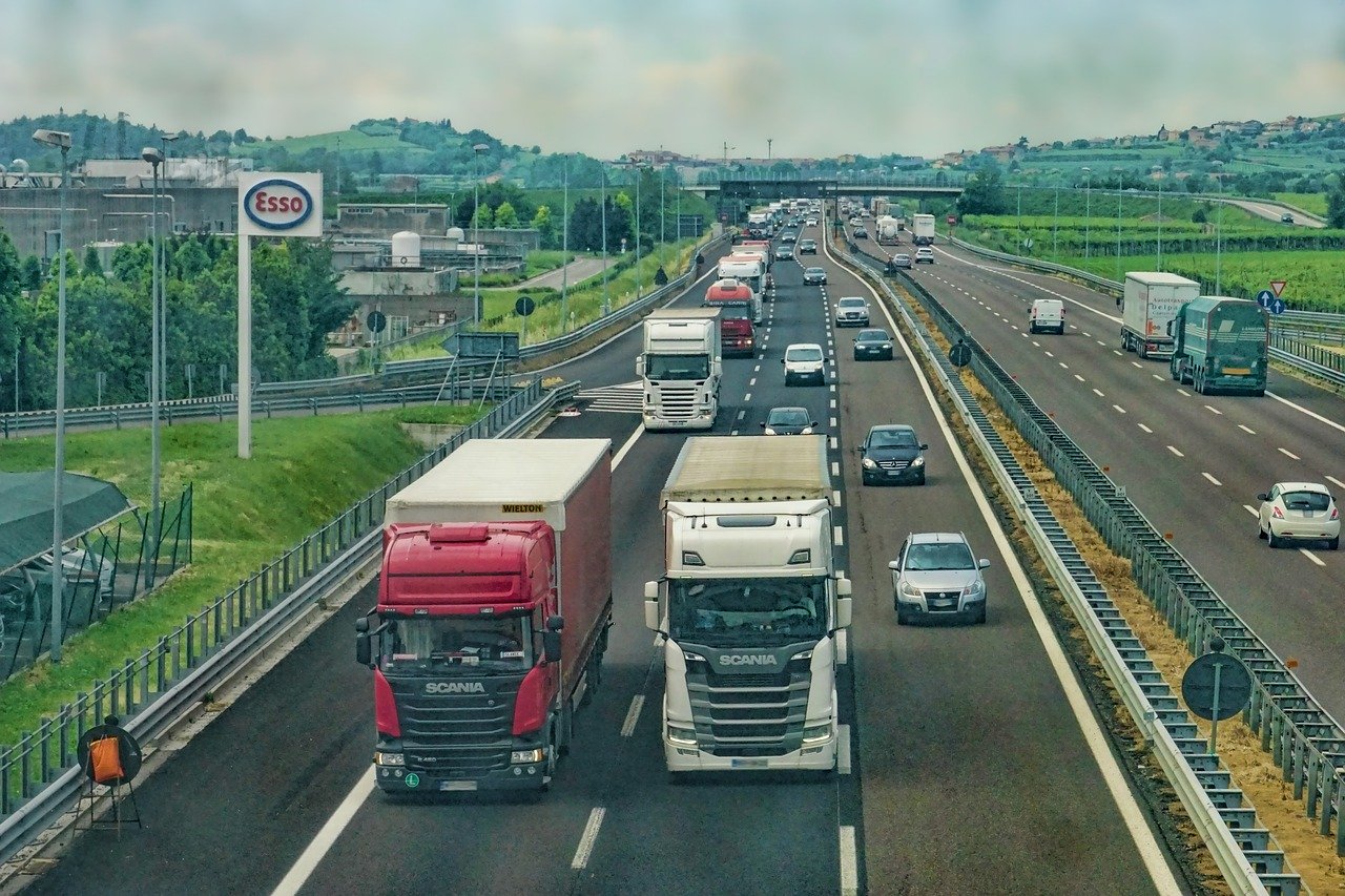 Zderzenie 4 pojazdów na autostradzie A4. Z TIR-a wysypał się pelet - Zdjęcie główne