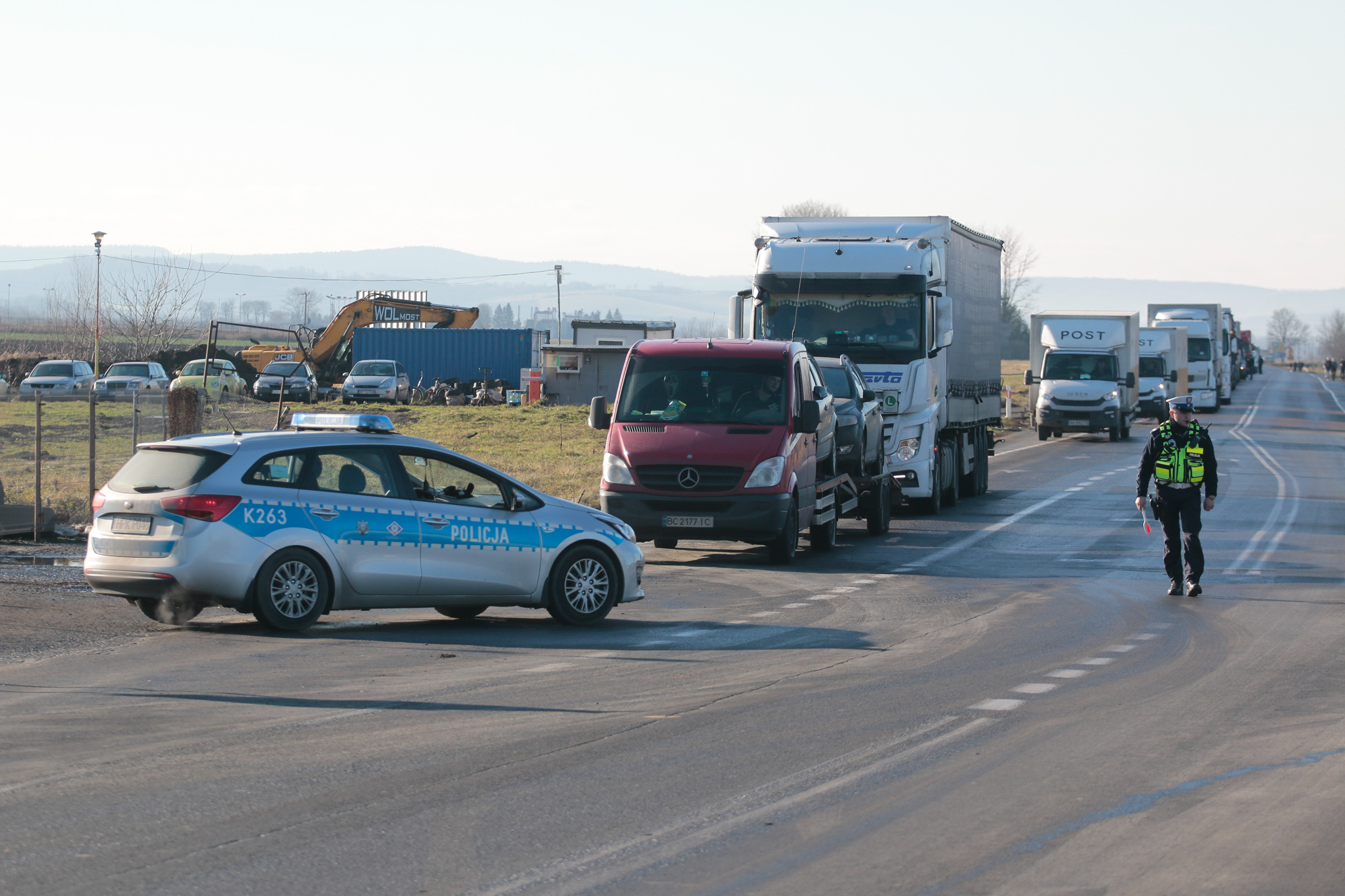Sznur samochodów czekających na odprawę liczy kilka kilometrów
