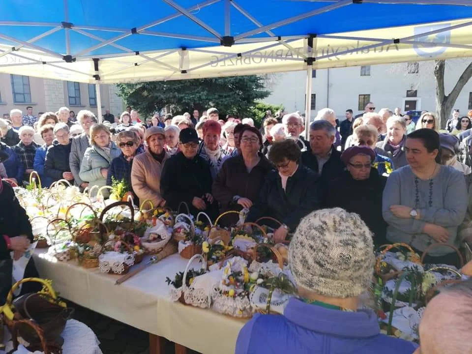 Wielka Sobota. Święcenie pokarmów w Klasztorze Ojców Dominikanów w Tarnobrzegu - Zdjęcie główne