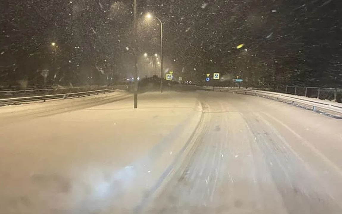 Śnieżyca na Podkarpaciu. Trudne warunki do jazdy! Lód na autach, drogach i chodnikach na południu regionu. Sprawdzaj na bieżąco [ZDJĘCIA] - Zdjęcie główne