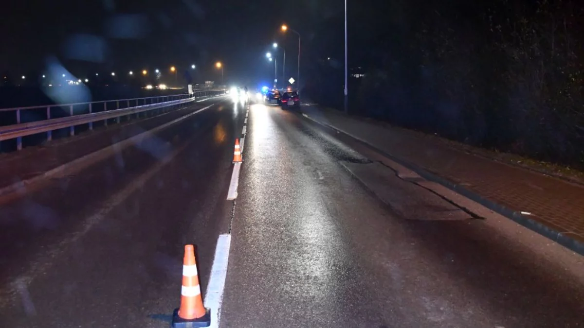 Robił pompki na drodze, potrącił go samochód. Pijany mężczyzna trafił do szpitala - Zdjęcie główne