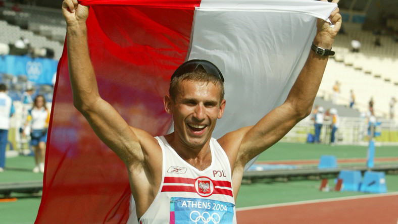 Robert Korzeniowski - polski lekkoatleta, chodziarz, czterokrotny mistrz olimpijski, trzykrotny mistrz świata i dwukrotny mistrz Europy, były rekordzista świata w chodzie sportowym. Jego pierwszym trenerem był Mieczysław Żarnowski - nauczyciel z tarnobrzeskiego LO im. Mikołaja Kopernika. Urodził się w Lubaczowie.