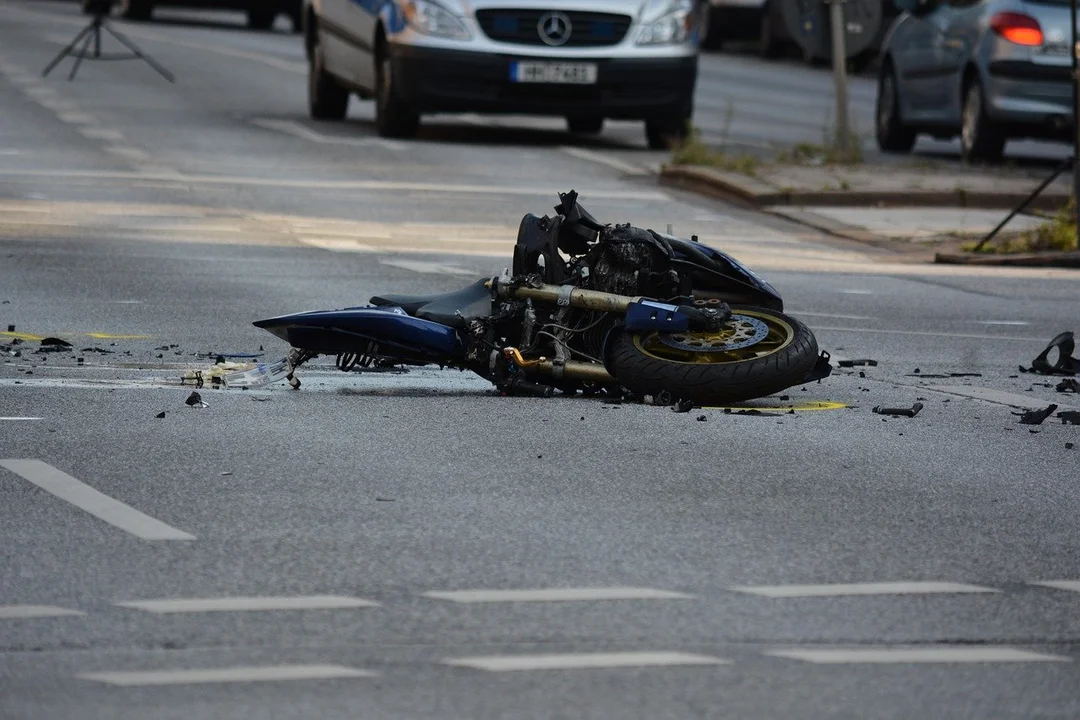 Zderzenie motocyklisty z samochodem osobowym na alei Kopisto w Rzeszowie. Jedna osoba ranna [MAPA] - Zdjęcie główne
