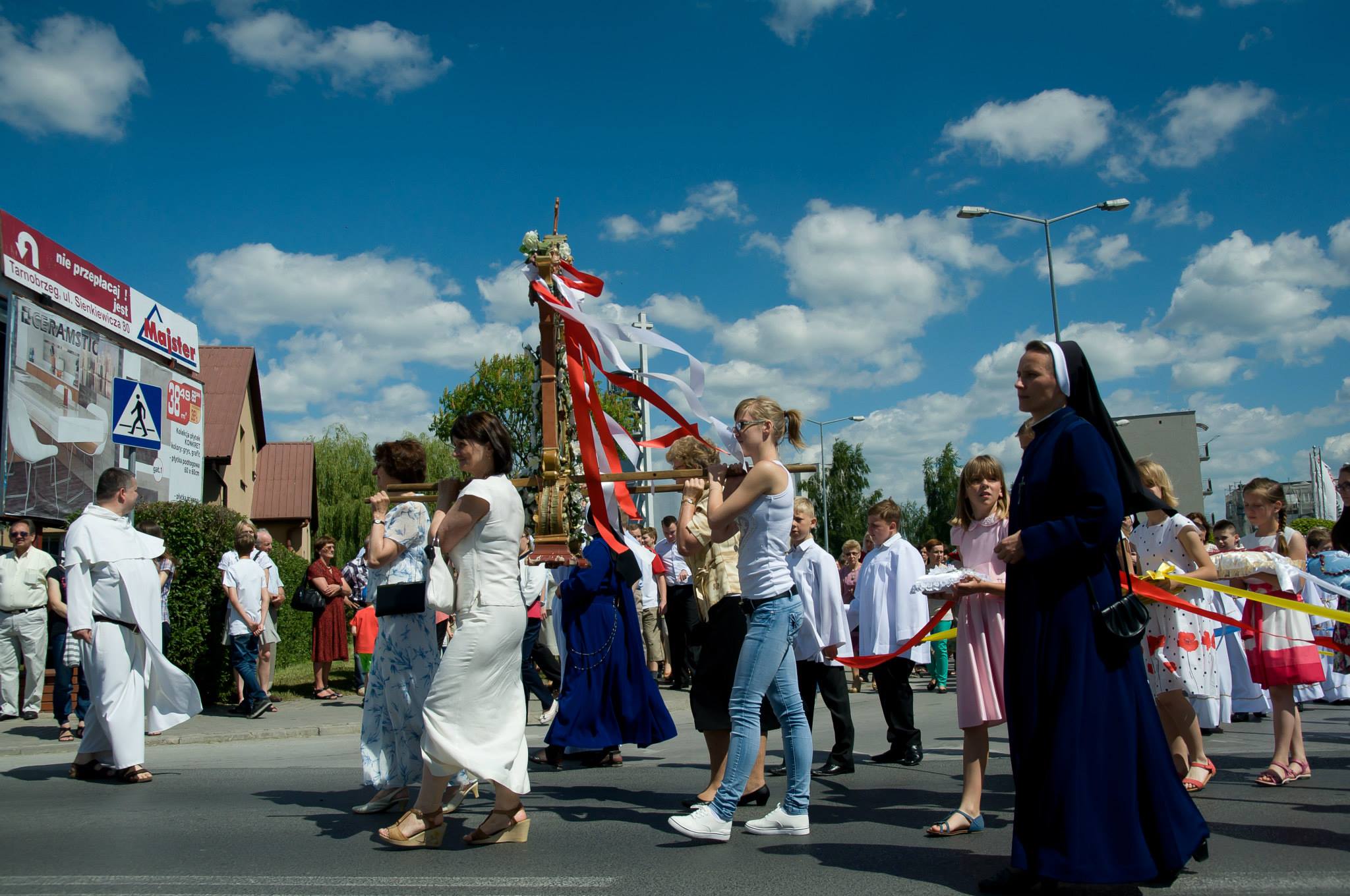 Rok 2014 - Największa procesja Bożego Ciała przeszła ulicami Tarnobrzega z Kościoła MBNP do Klasztoru Ojców Dominikanów.