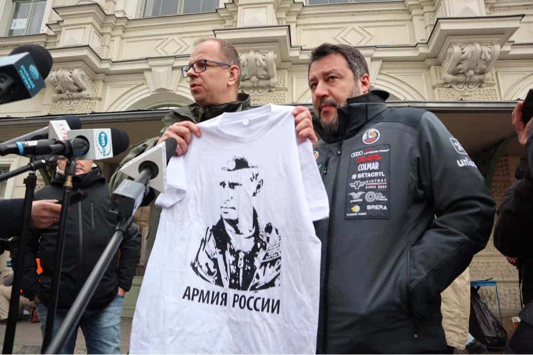 Koszulka z wizerunkiem Putina dla Matteo Salviniego od prezydenta Przemyśla Wojciecha Bakuna. "Jego obecność tutaj to skrajna bezczelność" [ZDJĘCIA, WIDEO] - Zdjęcie główne