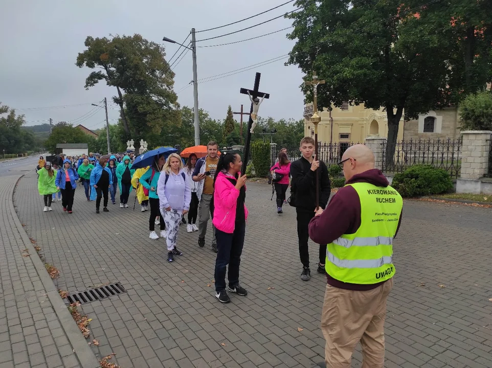 Na rowerach, pieszo, albo w biegu. Wyruszyła Pielgrzymka Tarnobrzeg - Sulisławice. Zobacz fotografie z trasy [ZDJĘCIA] - Zdjęcie główne