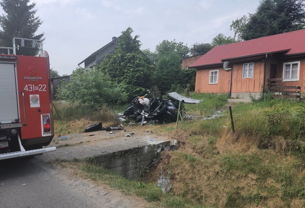 Śmierć na drodze! Samochód uderzył w betonowy przepust! - Zdjęcie główne