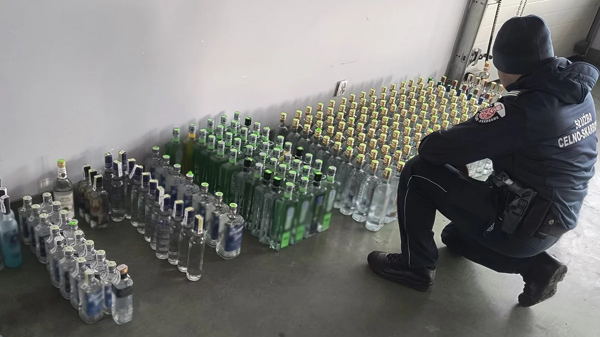 Przemyt na bazarze w Medyce. KAS przechwyciła nielegalny alkohol i papierosy - Zdjęcie główne