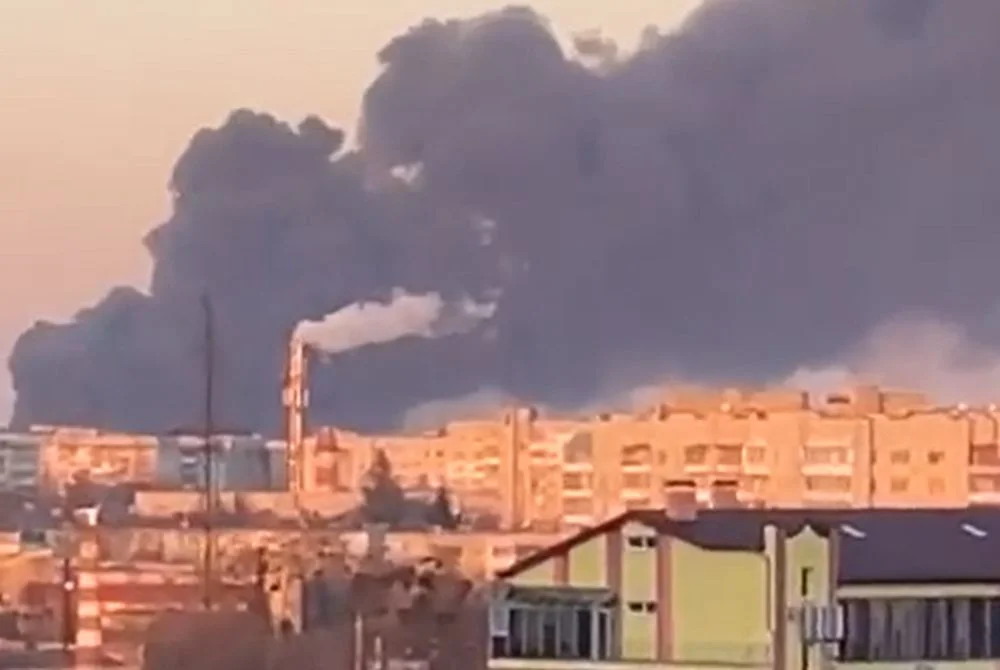 Rosyjskie rakiety spadły na lotnisko we Lwowie! Czarny słup dymu nad miastem! [ZDJĘCIA, WIDEO] - Zdjęcie główne