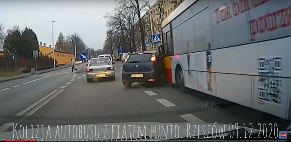 Wjechał wprost pod autobus komunikacji miejskiej! [VIDEO] - Zdjęcie główne