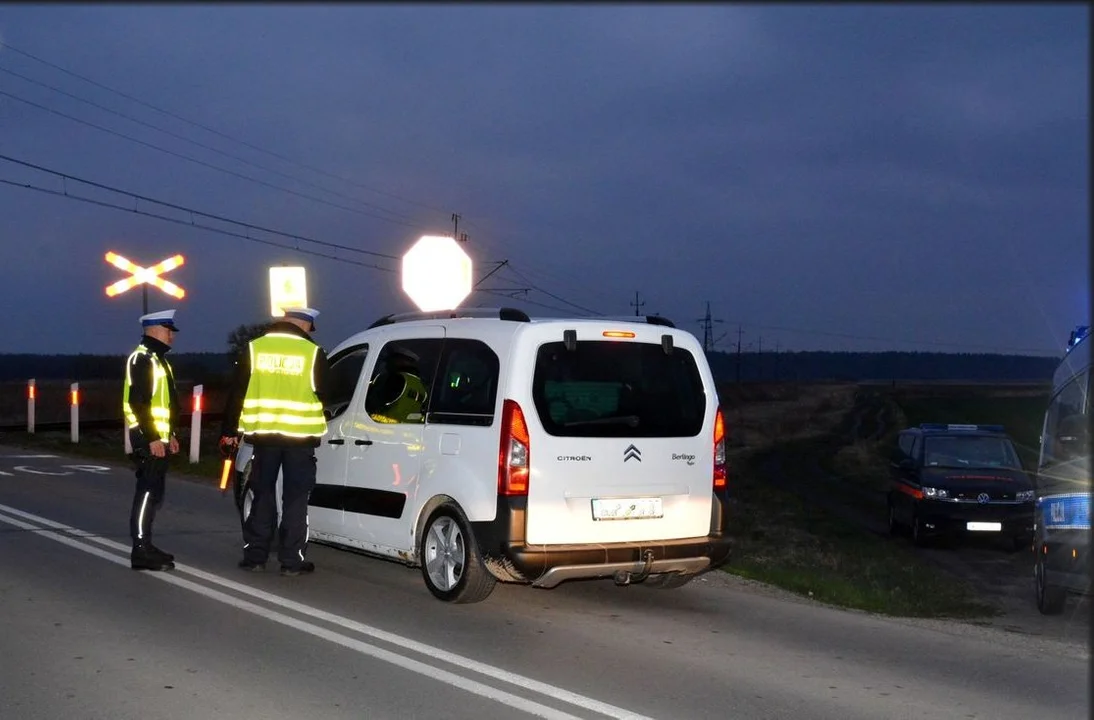 "Kierowco uważaj przy przejazdach kolejowych!" Policjanci i pracownicy Straży Ochrony Kolei apelują i edukują po dwóch tragediach w Tarnobrzegu i Jadachach [ZDJĘCIA] - Zdjęcie główne