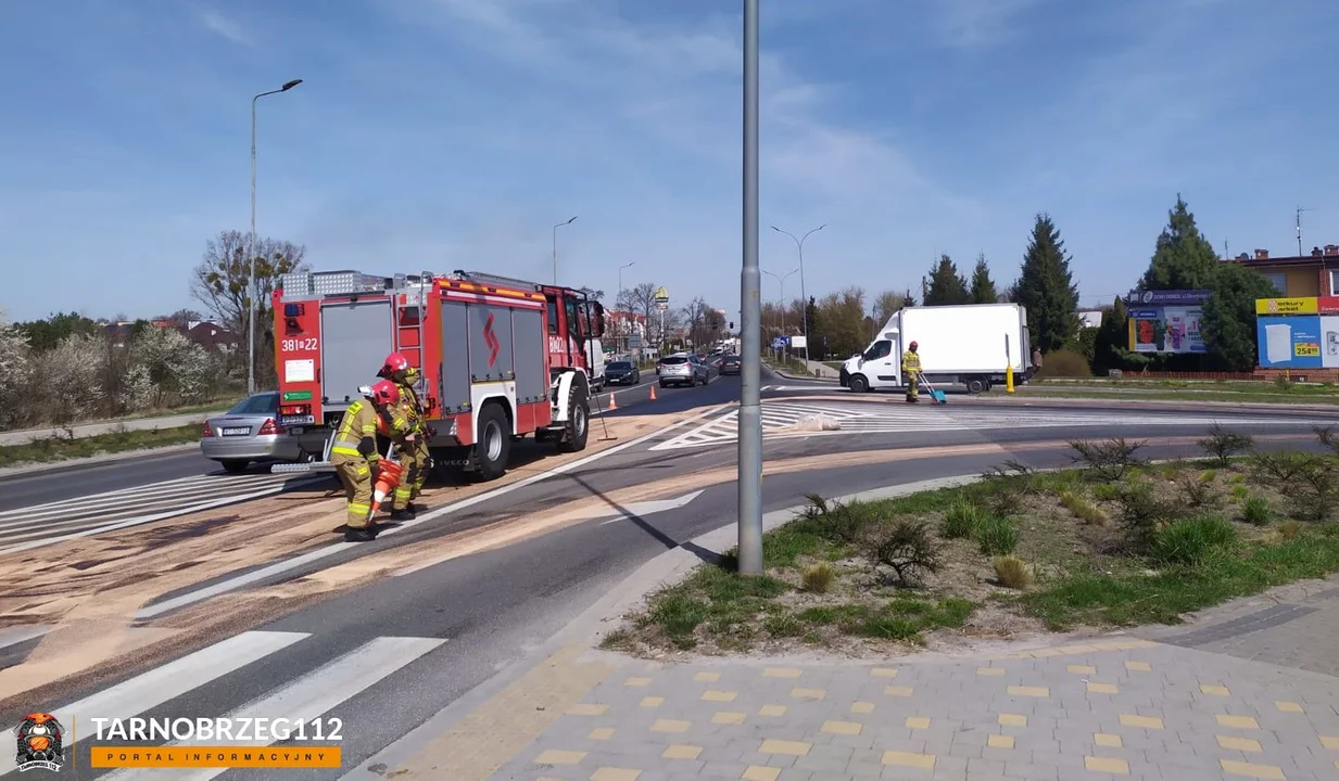 Ślisko na ulicach Sikorskiego i Warszawskiej w Tarnobrzegu. Oleista ciecz zanieczyściła kilkanaście kilometrów drogi. Kierowco uważaj [ZDJĘCIA, MAPA] - Zdjęcie główne