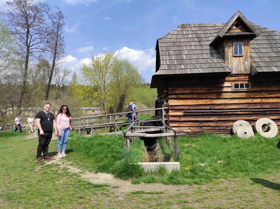 Majówka w Skansenie w Kolbuszowej. Piękna pogoda zachęcała do spaceru. Przyjechało mnóstwo osób z Podkarpacia, a także innych rejonów Polski [ZDJĘCIA] - Zdjęcie główne