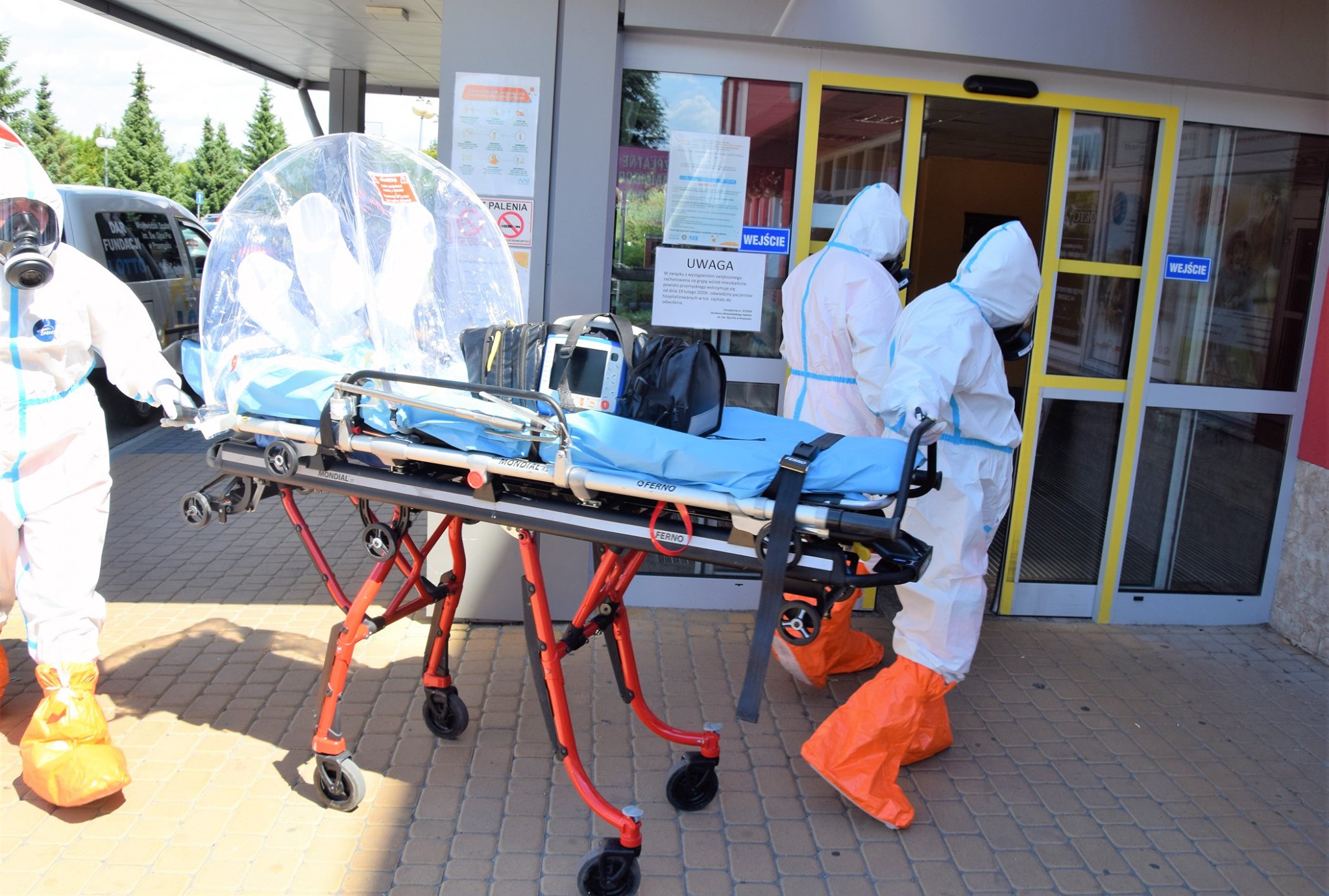 Liczba zakażonych rośnie. Szpital wstrzymuje planowane przyjęcia pacjentów - Zdjęcie główne