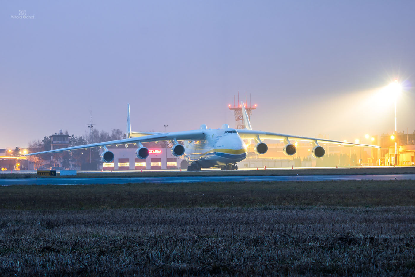 Gigantyczny samolot An-225 Mrija wylądował [ŚLEDŹ NA ŻYWO, WIDEO] - Zdjęcie główne