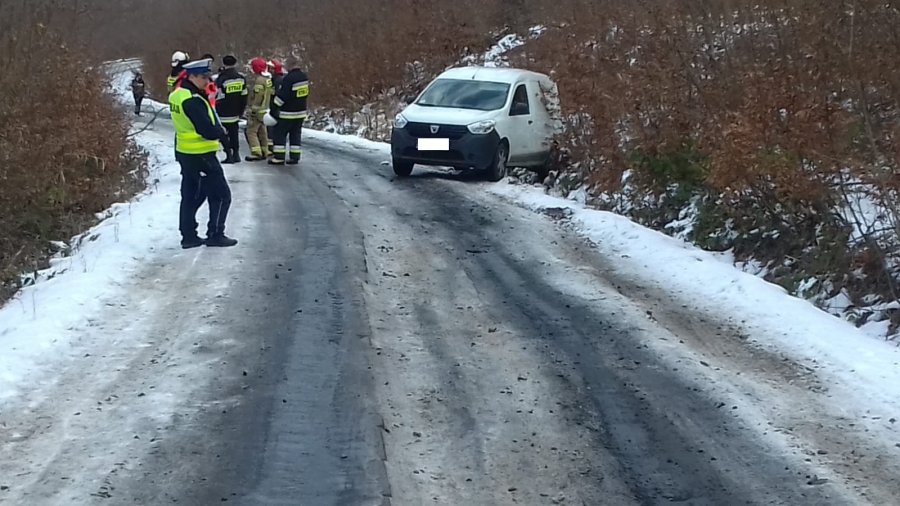 Auto wciągnęło kierowcę pod koła. Nikt mu nie pomógł - Zdjęcie główne