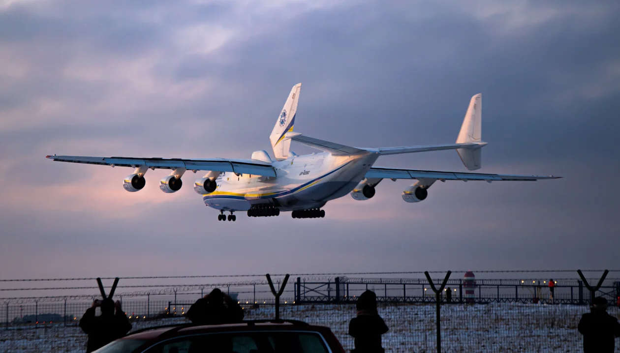 Największy samolot na świecie Antonov An-225 Mrija czwarty raz w Rzeszowie! [ZDJĘCIA, WIDEO] - Zdjęcie główne