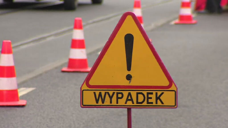 Urwała koło i uszkodziła latarnie w drodze do… apteki - Zdjęcie główne