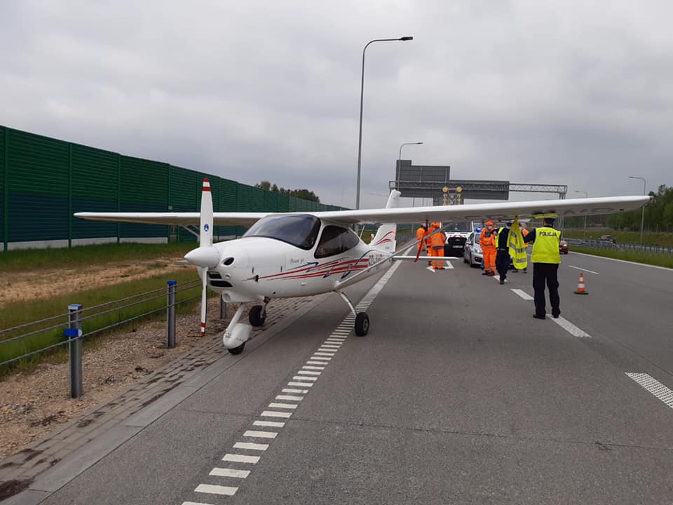 Awionetka lądowała na autostradzie! [ZDJĘCIA] - Zdjęcie główne