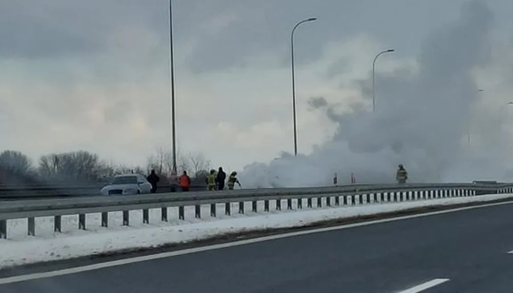 Pożar samochodu na autostradzie A4 w pobliżu Przeworska - Zdjęcie główne