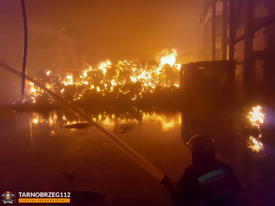 Dogaszanie pożaru hali magazynowej w Tarnobrzegu potrwa nawet kilka dni! Budynek może się zawalić [ZDJĘCIA] - Zdjęcie główne