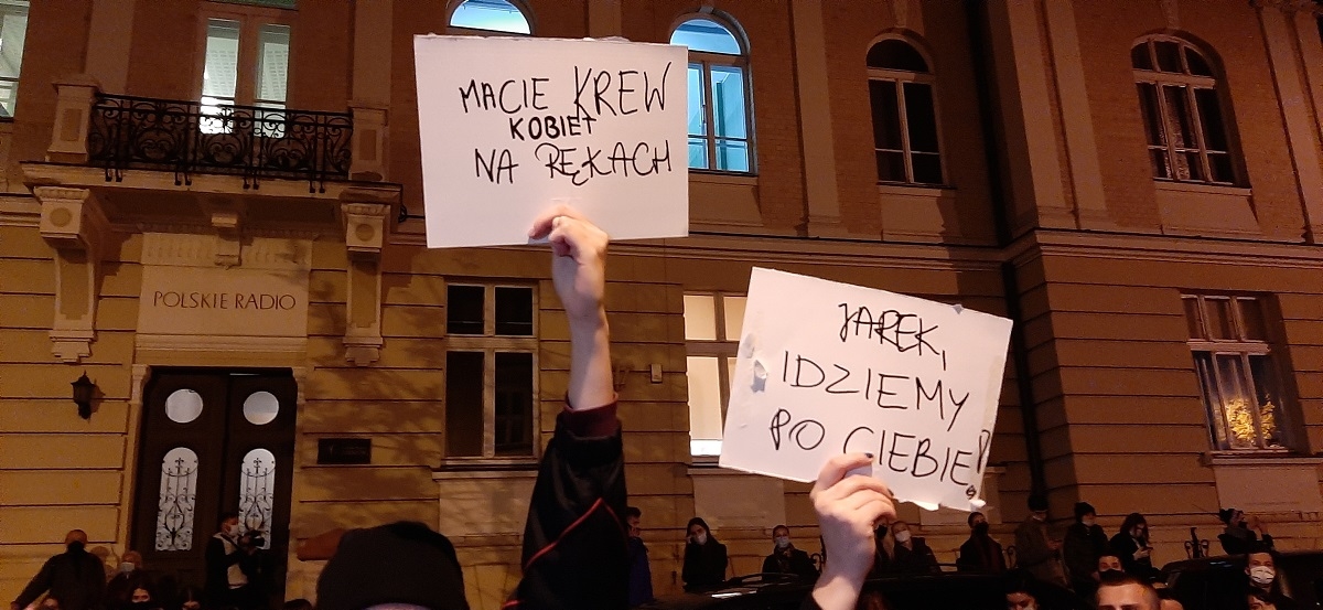 „Pogrzeb Praw Kobiet” w Rzeszowie. Tłum do członków PiS-u: „Wypie****ać” [FOTO, VIDEO] - Zdjęcie główne