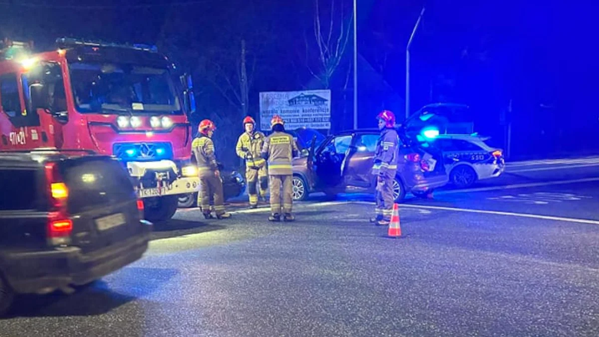 Wypadek na skrzyżowaniu w Sandomierzu. Jedna osoba przewieziona do szpitala - Zdjęcie główne