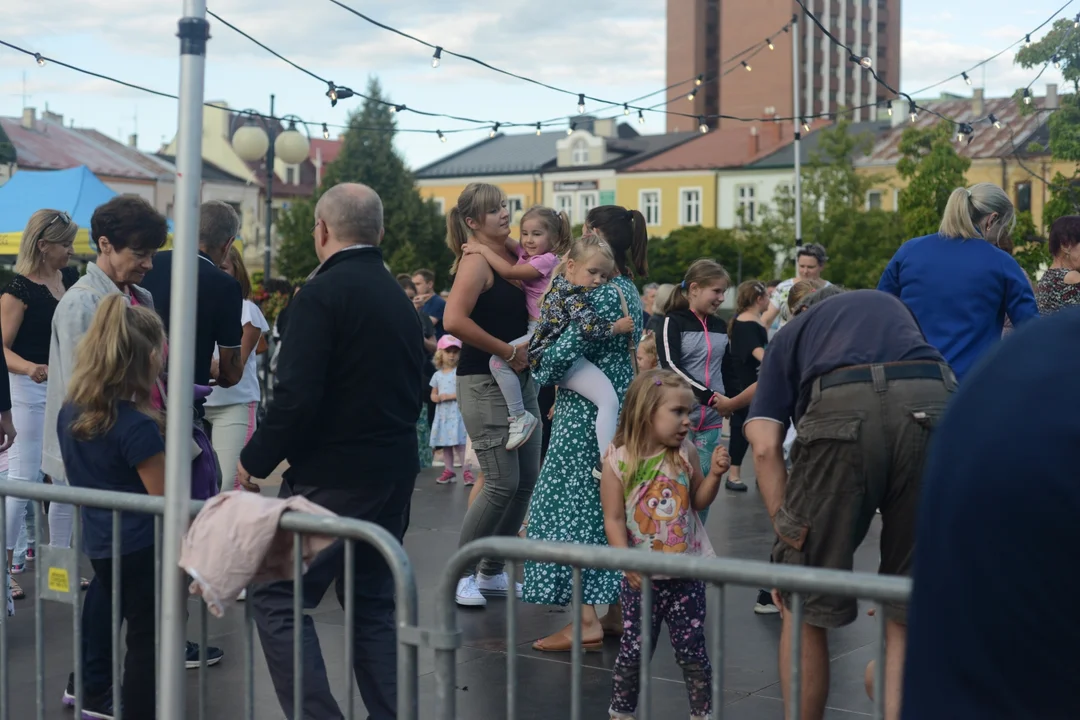 Tarnobrzeska Potańcówka na Placu Bartosza Głowackiego. Niedzielna zabawa przy muzycznych hitach. Na fotografiach odszukaj siebie lub swoich znajomych [ZDJĘCIA] - Zdjęcie główne