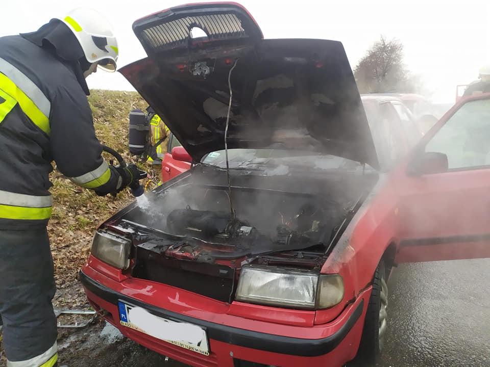 Samochód stanął w płomieniach. Auto zostało doszczętnie zniszczone [ZDJĘCIA] - Zdjęcie główne