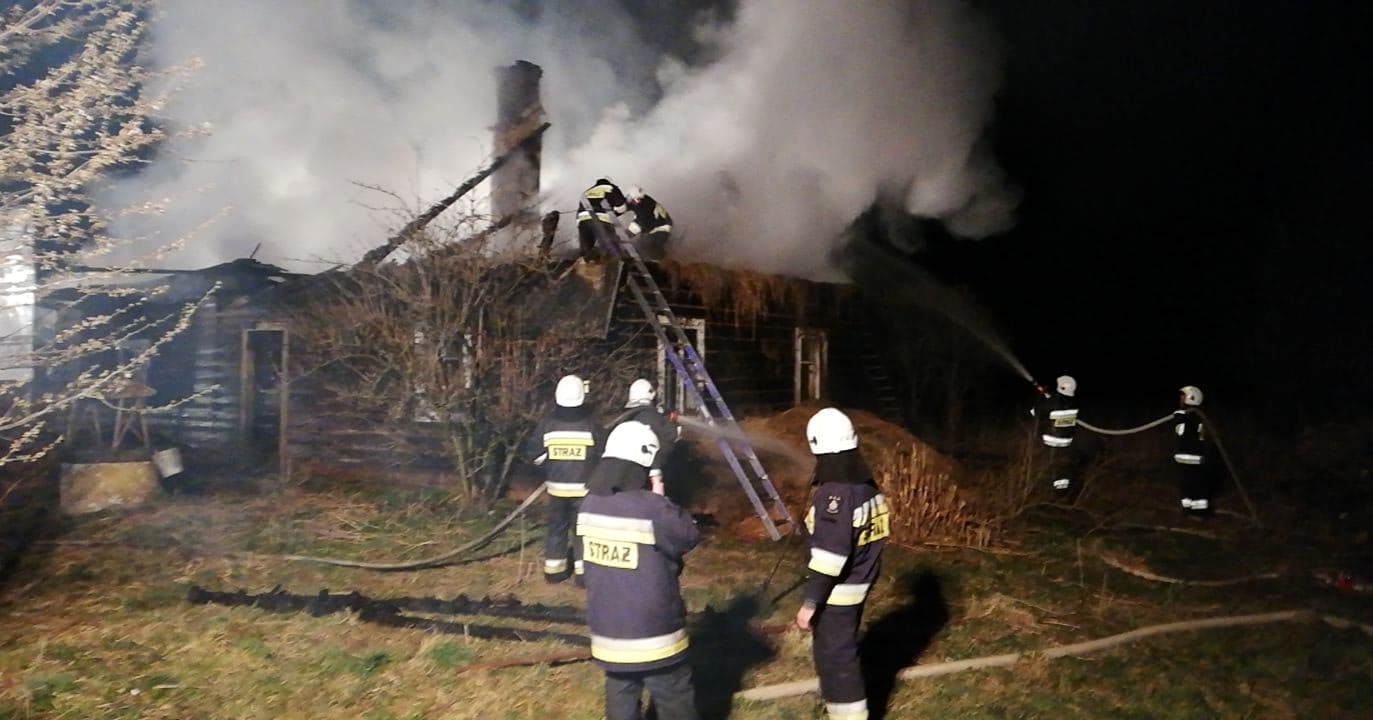 W ogniu stanął drewniany dom. Spłonął doszczętnie [FOTO] - Zdjęcie główne