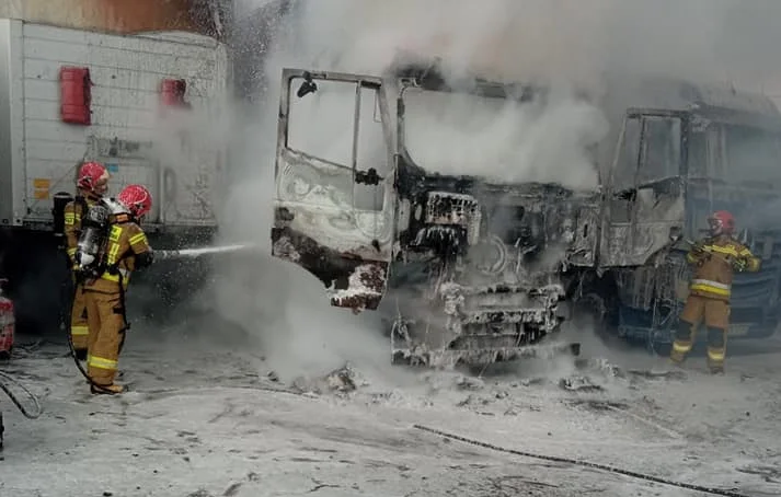 Potężny pożar w Dębicy! Spłonął samochód ciężarowy wraz z naczepą, kilka innych zostało nadpalonych. Straty są ogromne! [ZDJĘCIA] - Zdjęcie główne