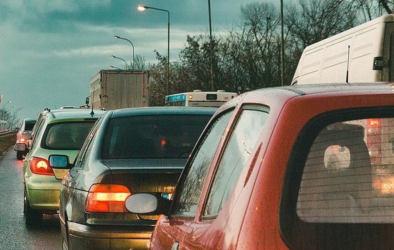 Potrącony przez osobówkę i autobus leży nieprzytomny w szpitalu. Wiesz, kim jest? - Zdjęcie główne